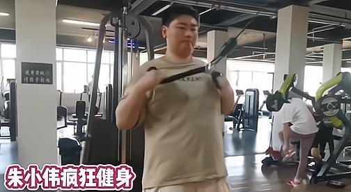 陈萌 小伟减肥训练营练得起劲，网友：陈亚男没管得住，反被陈萌拿捏了