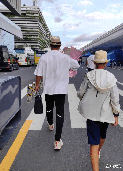 赵文卓|赵文卓一家5口现身，女儿身材似爸爸，仅看一双眼就知是美女