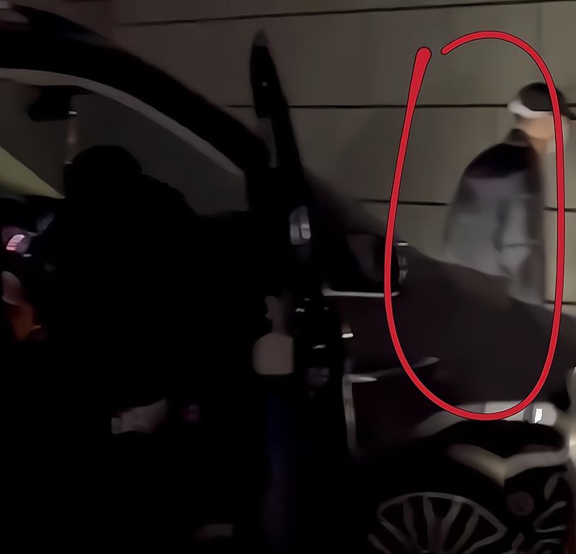 王一博|王一博抵达甘肃疑受伤！收工时头上裹着“白布”，酒店口一路小跑