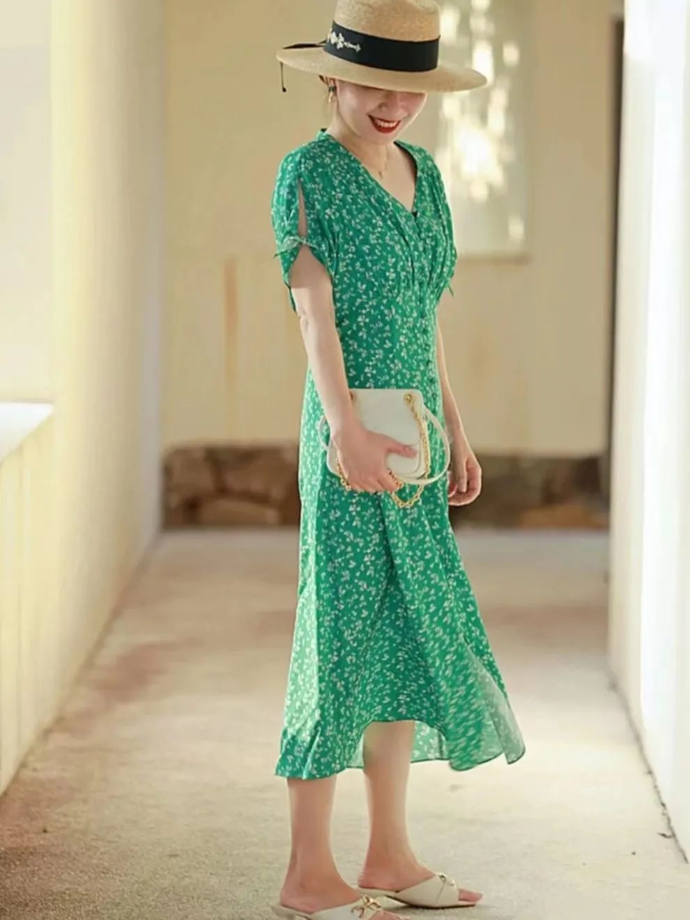 中年女人出街穿搭，“棒球帽”和“草编帽”效果意外，优雅显气质