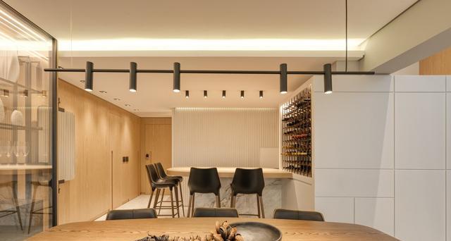 卖掉大平层，换这套160复式，客厅挑空4.5米，楼上楼下动静分离