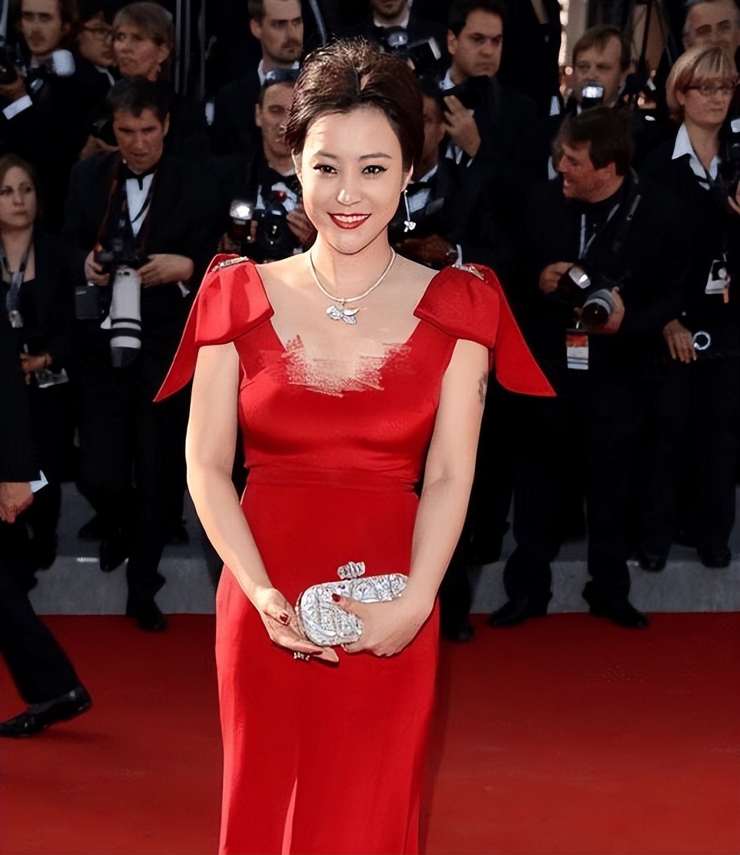 郝蕾|郝蕾肉感身材穿紧身裙好尴尬,看着“挤”了点,但曲线却惊艳红毯