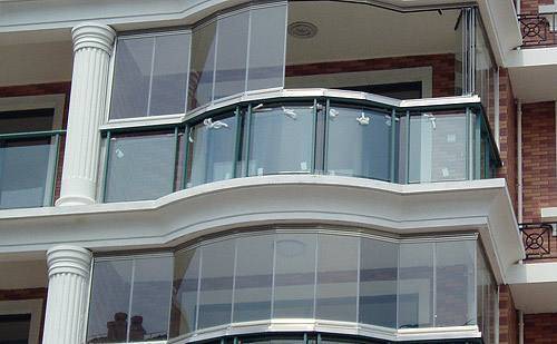 你家封阳台用什么材质？铝合金窗已经过时了，现在流行装这种