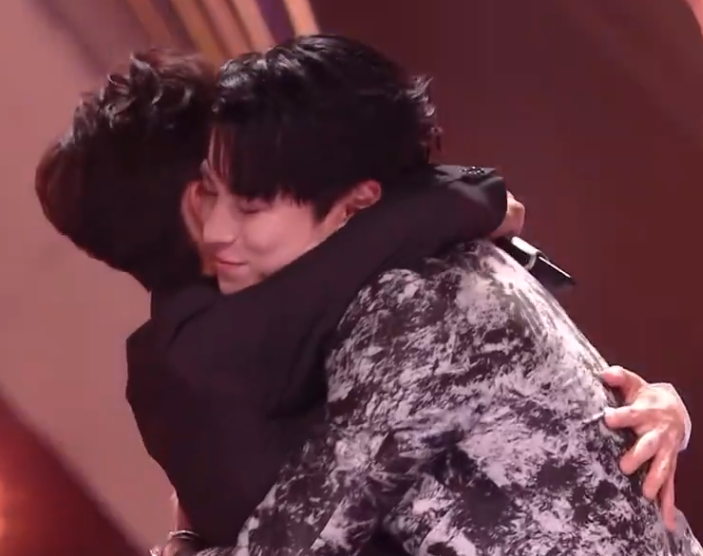 何炅|?曝何炅父亲去世,本人主持跨年晚会失控落泪,谢娜发视频隔空拥抱!