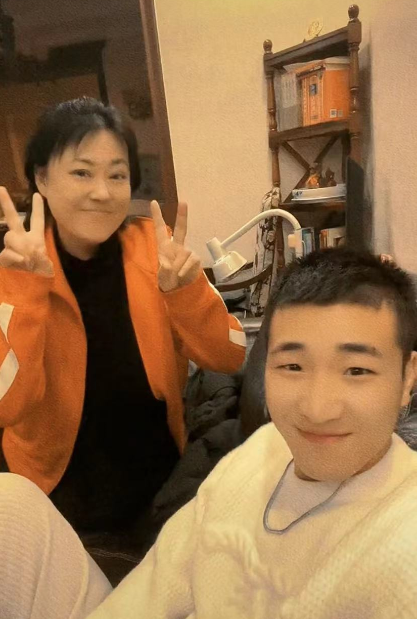 Angelababy|51岁李菁菁患癌后近况曝光,瘦成尖下巴显清秀,女儿帮照料吹头发