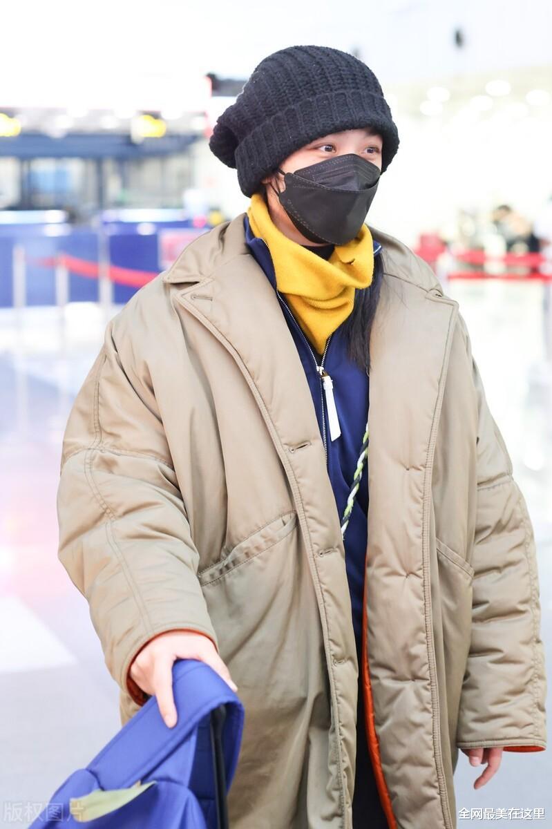 汤唯|汤唯斩获影后更低调，穿宽松棉服像个“小老太”，素颜出镜认不出