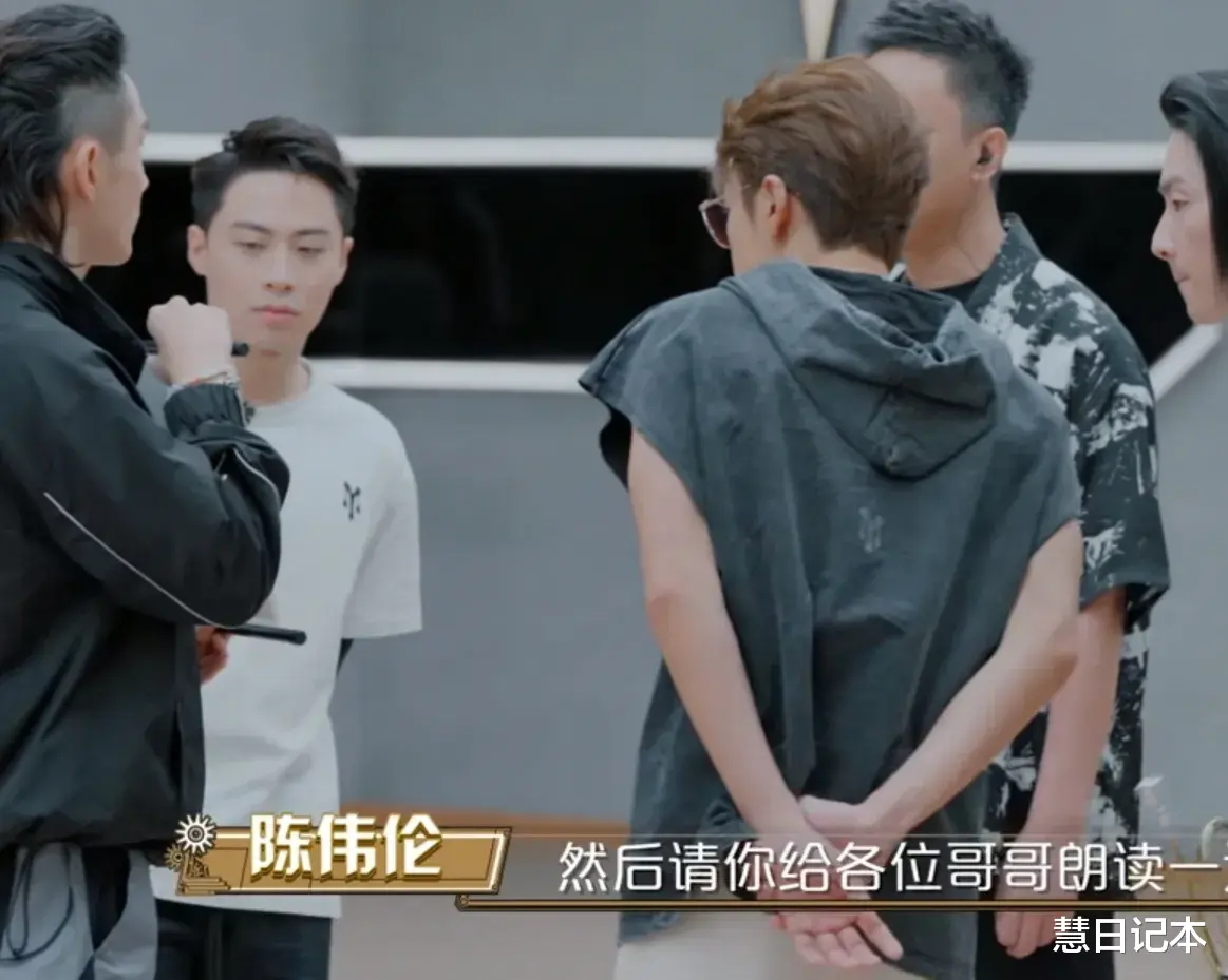 李承铉|陈伟论让李承铉朗读游戏规则，李承铉手足无措地说：“我朗不了。”