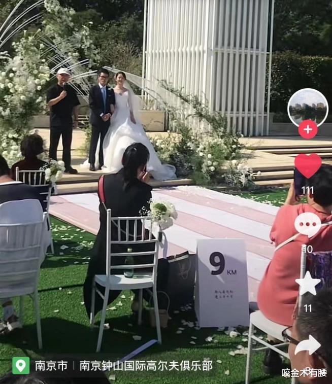 奥斯卡|孟非穿搭简朴主持素人婚礼，台上热情讲话，奈何台下宾客乱走动