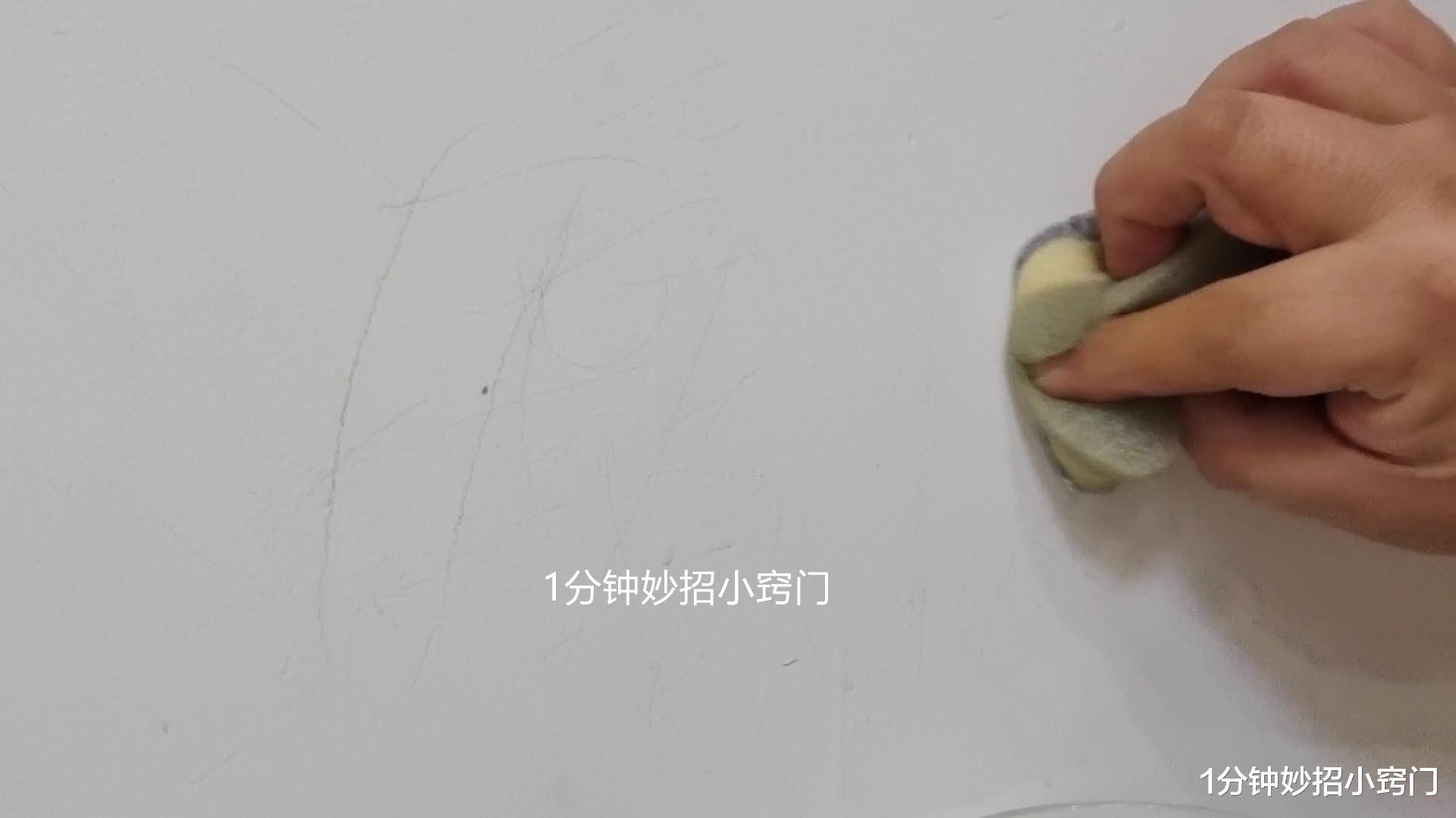 白墙脏了不用重新刷,教你一招,简单擦一擦,墙壁白净如新