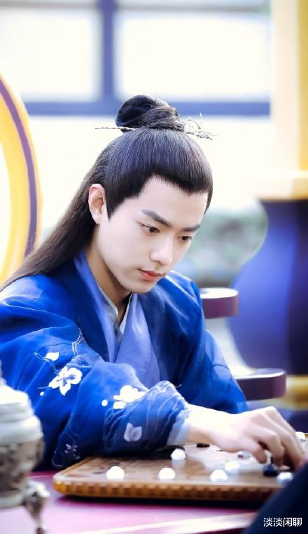 肖战|肖战获主流媒体权威奖项,却遇两种反应!张口一刻,高下输赢立判