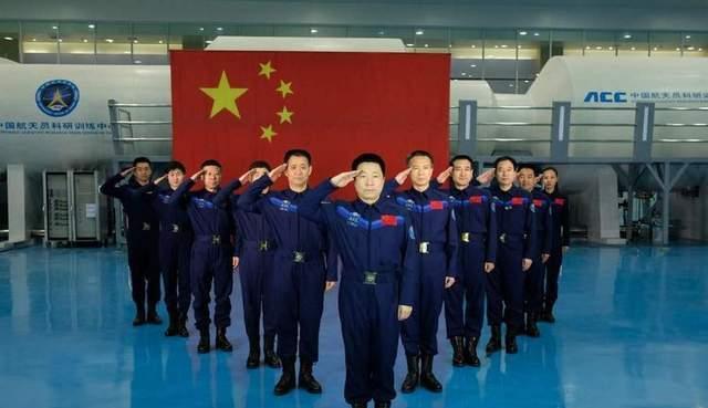 咋回事!神十四返回,宇航员脸“发福”肿了?太空伙食太好了?