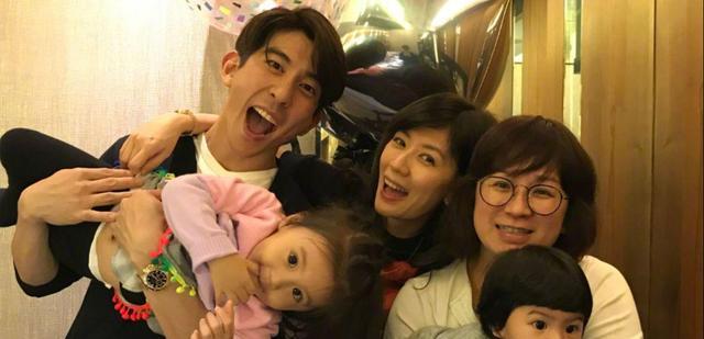 贾静雯|贾静雯妈妈正面照曝光,母女同框逆龄神似姐妹