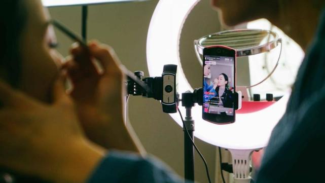 自媒体|你想赚钱还想继续做自媒体,最终途径都得转向。那就是开直播