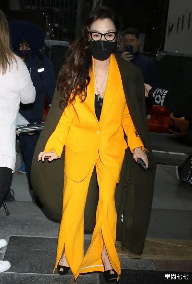 杨紫琼|杨紫琼痊愈后首露面，面色蜡黄好憔悴，拇指外翻踩驴蹄鞋好疼