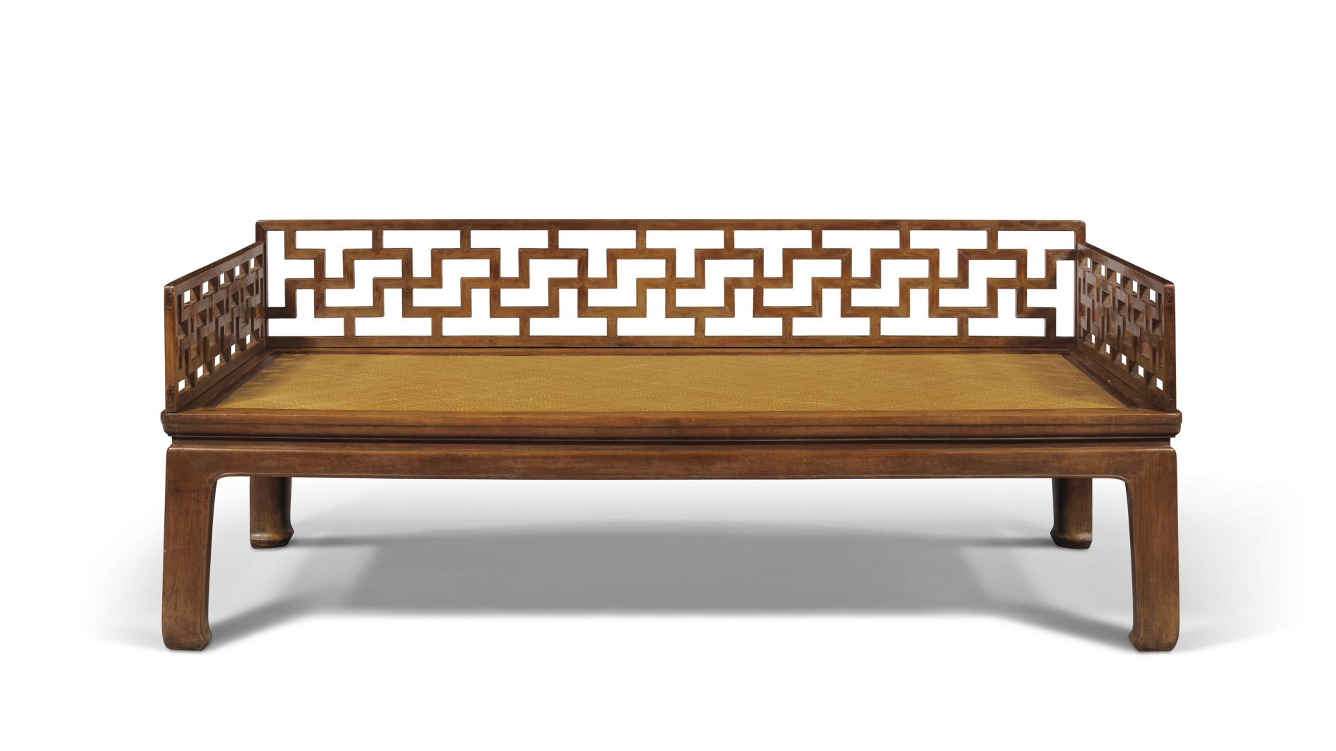 |罗汉床&素提盒，香港秋拍一大一小黄花梨家具