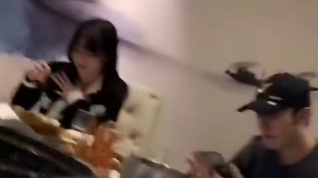 黄晓明|黄晓明带叶珂见好友！疑公开承认其女友身份，女方低头傻笑太甜蜜