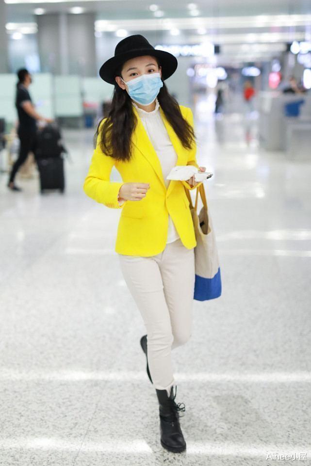 商品房预售|吴倩真没有30+的感觉,荧光色西装配白衬衫,素颜气质也挺甜