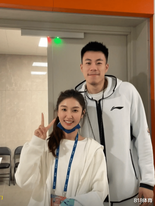 |郎才女貌! 美女志愿者追星郭艾伦, 大侄子掏手机自拍幸福像花儿一样