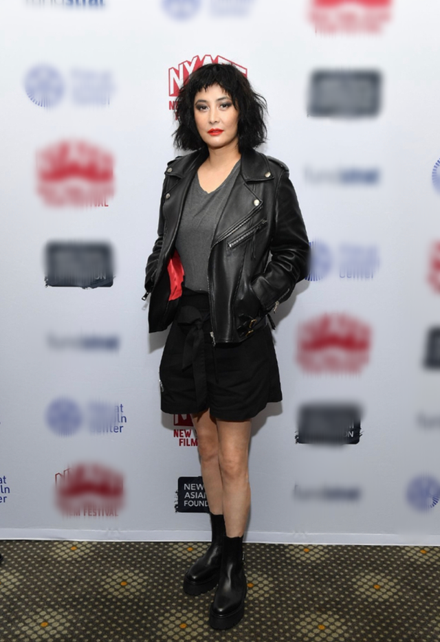 何超仪|赌王千金何超仪模样大变！化浓烟熏妆穿内衣走秀，身材发福认不出