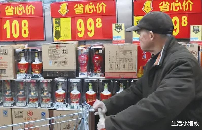 老爸1箱白酒回家,还炫耀多高端,多好喝,结果全部被我扔了