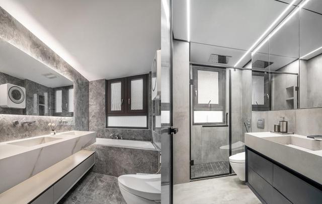 装浴缸,我真心建议:靠墙装一组收纳柜,卫生间储物也能翻一番