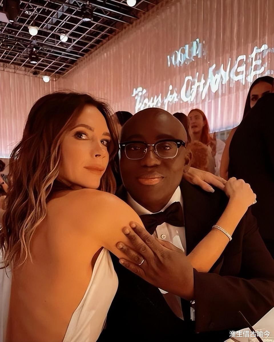 维多利亚·贝克汉姆|48岁贝嫂:穿一块白布和黑人拥抱,16年前穿辣妹装参加世界杯真嫩