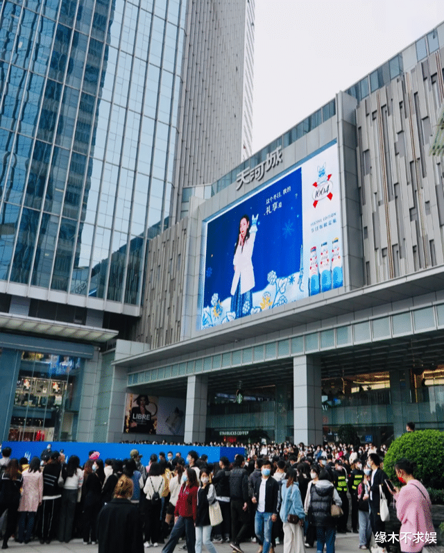 迪丽热巴|偶遇迪丽热巴很正常，但29岁的她换了新风格，生图里长这样