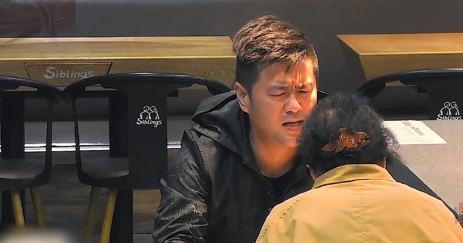 监控下感人的一瞬:年迈母亲竟遭儿子家暴,善良女士做法让人感动