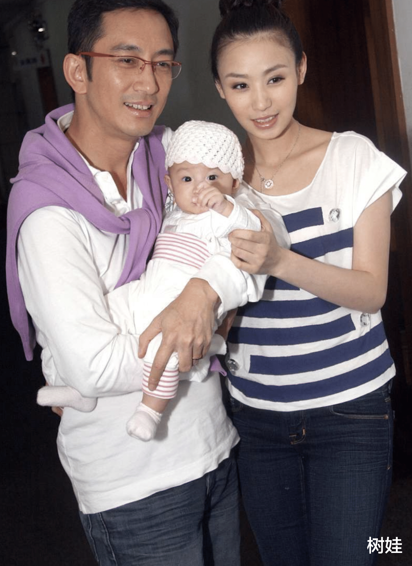 吴启华|吴启华父女团聚晒合照，13岁吴熙儿长相标致，打扮成熟长相像母亲