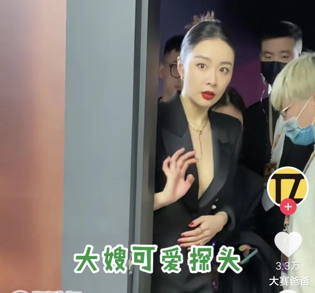 高叶|王宝强高叶登上热搜！男方激动喊大嫂，女方指甲引发热议