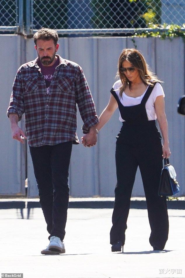 詹妮弗|52岁拉丁天后牵手大本接女儿,官宣订婚后首同框,热恋中脸闪光