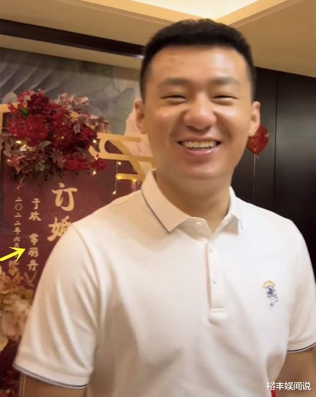 权力的游戏|恭喜！“辱母案”于欢官宣订婚，单膝跪地求婚，女友戴珍珠耳坠