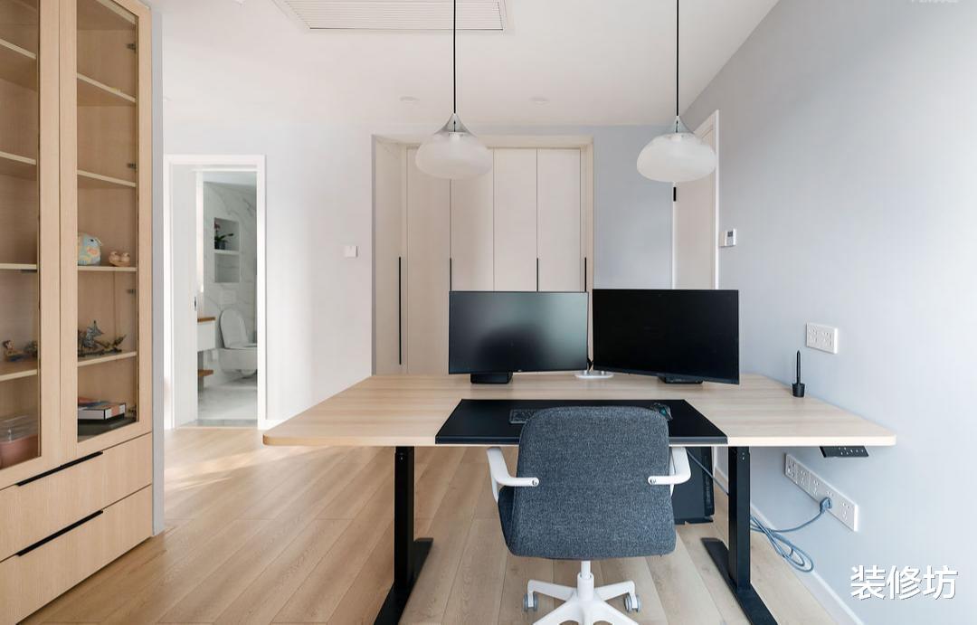 游戏设计者的家，经过改造49平的卧室里，也有了读书的空间