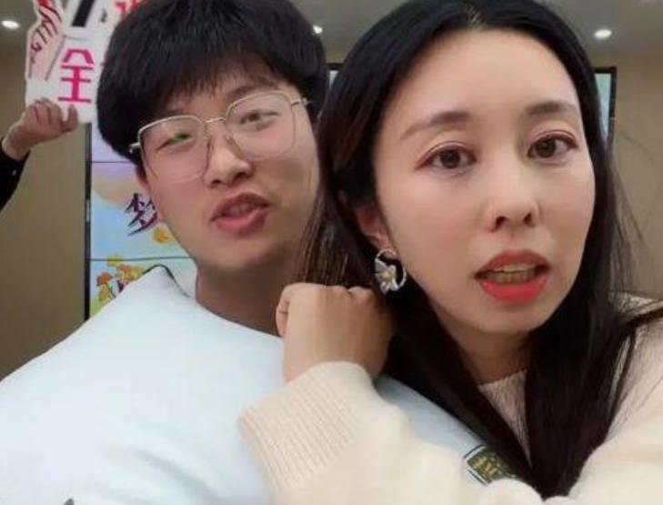 母亲节|田静妹妹罕见发声,母亲节晒全家过往合照,评论区怒怼只爱钱说法