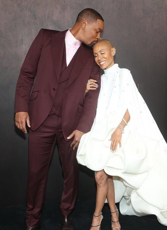 玫瑰|威尔·史密斯久违走红毯，亲吻妻子的光头很深情，22岁女儿戴假发