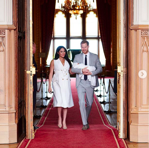 父亲节|梅根发阿奇照片庆哈里父亲节引热议，女王宣布不参加混血王子洗礼