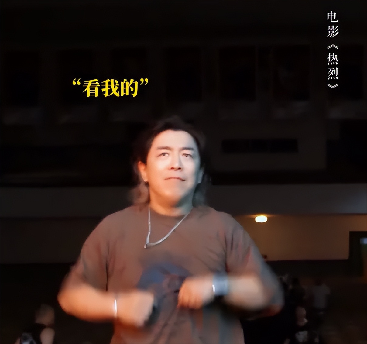 王一博|王一博《热烈》杀青照曝光!黄渤上演摸头杀,看到奶膘酷盖:爱了!