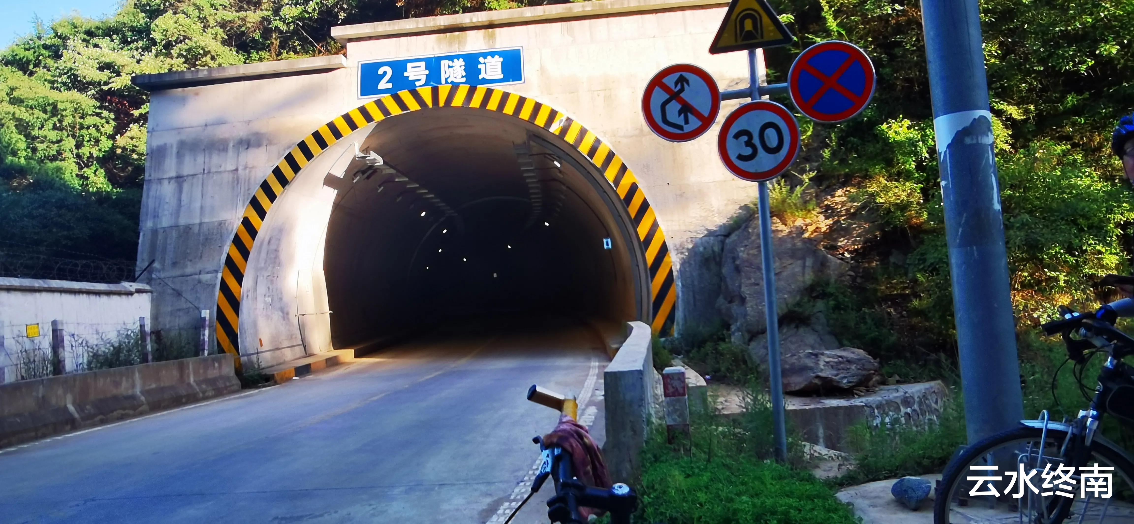 |骑行蓝田一条密道，翻越三座大梁，探访汽车能开不
