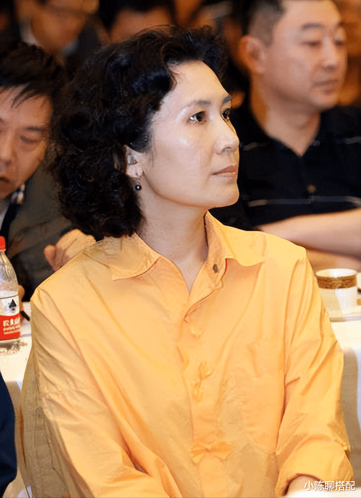 看了64岁肖雄的造型，才发现：穿衣简约、短发微卷，到老都优雅