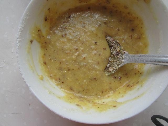 黑加仑派馅料中加入了自己磨的杏仁颗粒，味道香香的，真是好吃