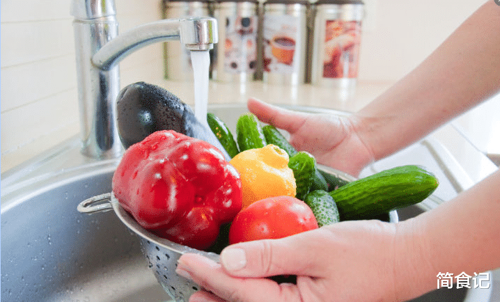 农残最多的4种蔬菜,水冲都洗不干净!加点它,脏东西自动跑出来