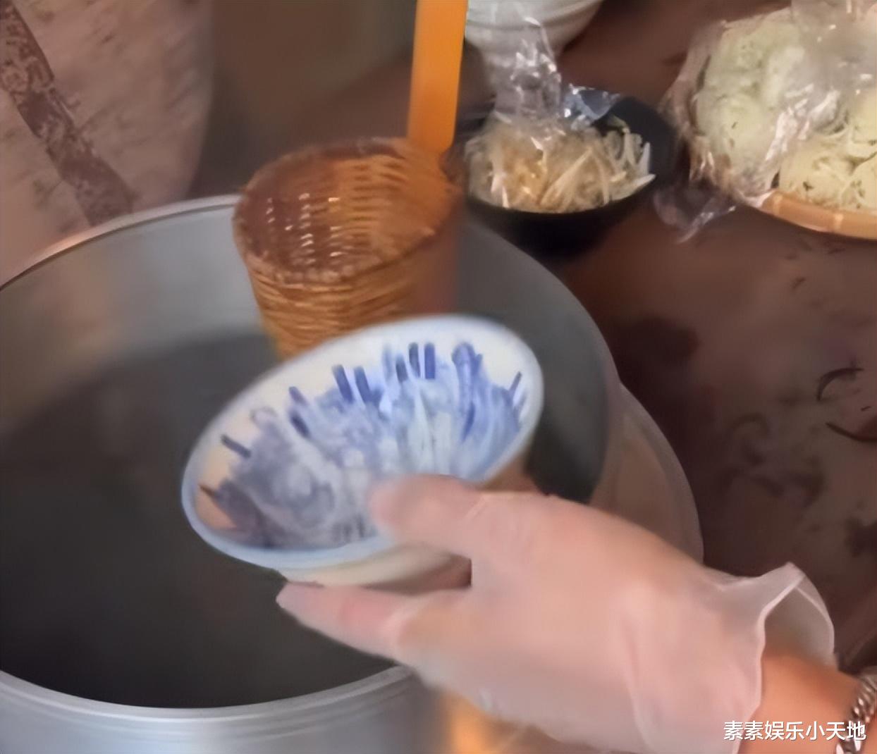 林志玲|林志玲老公素颜在街头煮小面,亲自为岳父岳母和全家人下厨