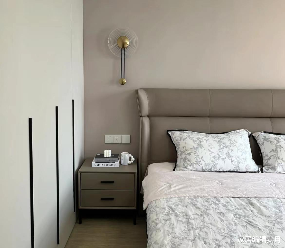 断舍离了传统床头柜后,我发现了这9种更实用的做法,省地又美观
