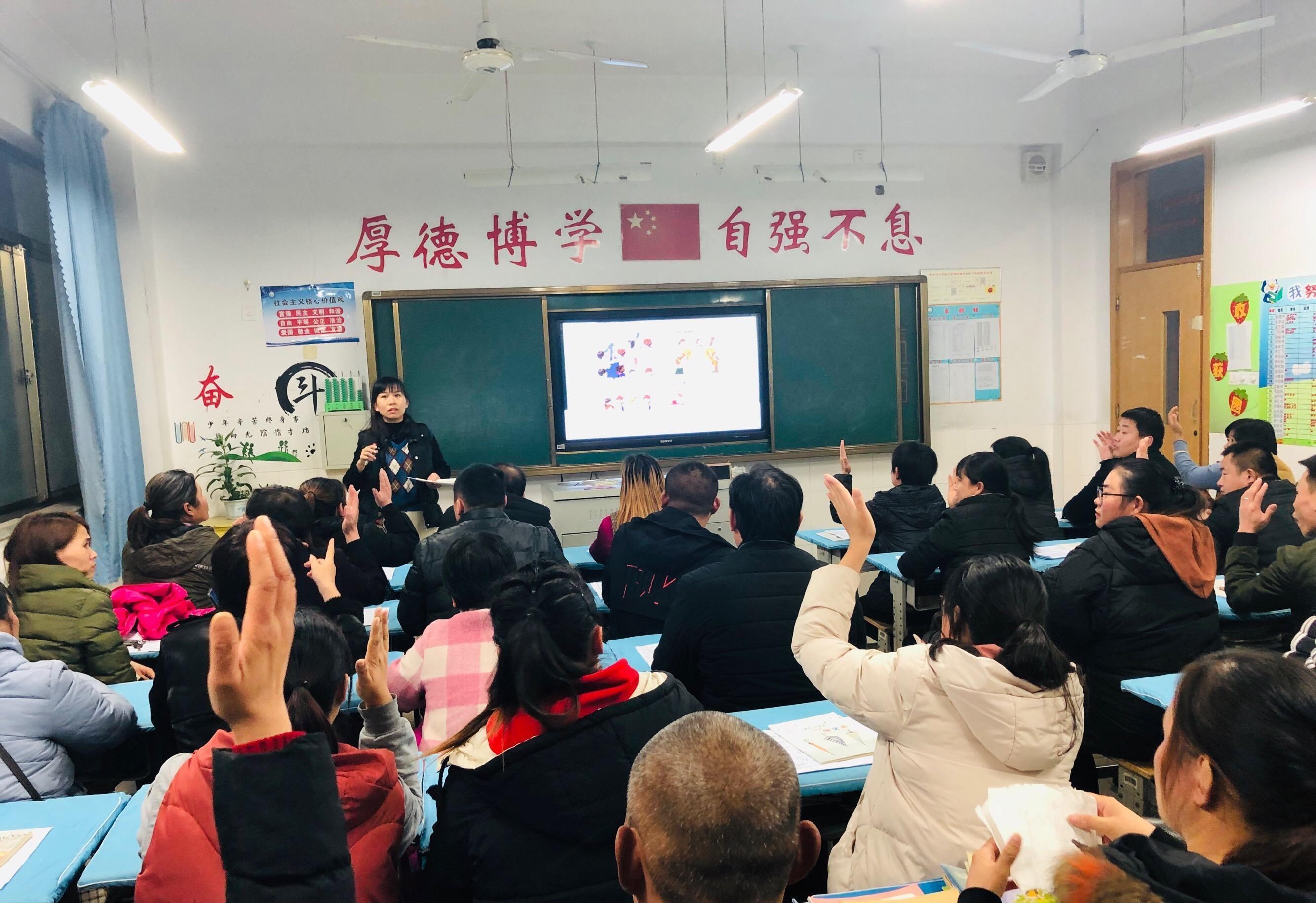 纪实: 漂亮女子参加家长会, 被旁人认出是风尘女, 直言: 怪不得眼熟