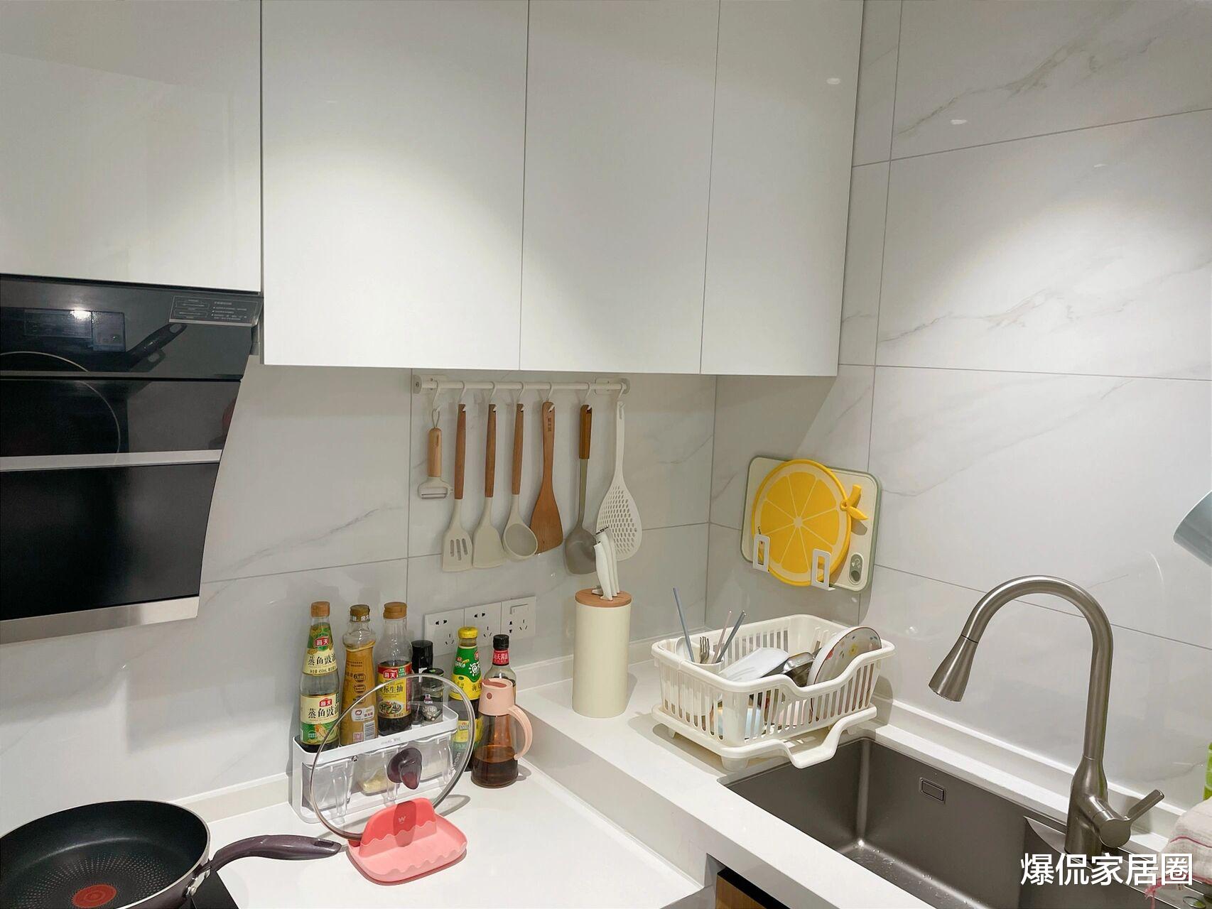 没有“窗户”的厨房,却被无数网友称赞,这3处细节设计太高明!