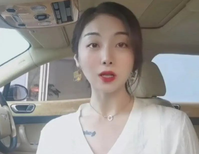 张颖颖|张颖颖同学再爆料，汪小菲为她妈妈购买豪车，闺蜜也傍上了大款