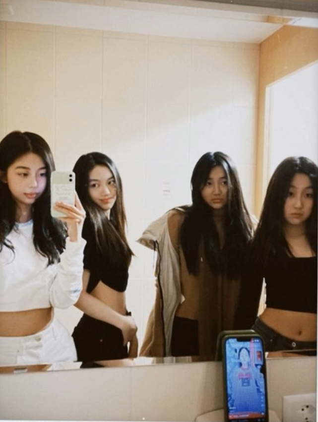 皮裙|李嫣升级当姐后首露面,与闺蜜合影大秀小蛮腰,星味十足像极王菲