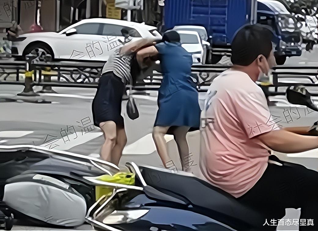 男子带小三兜风被抓现行,两名女子战况惨烈,他却扔下摩托车就跑