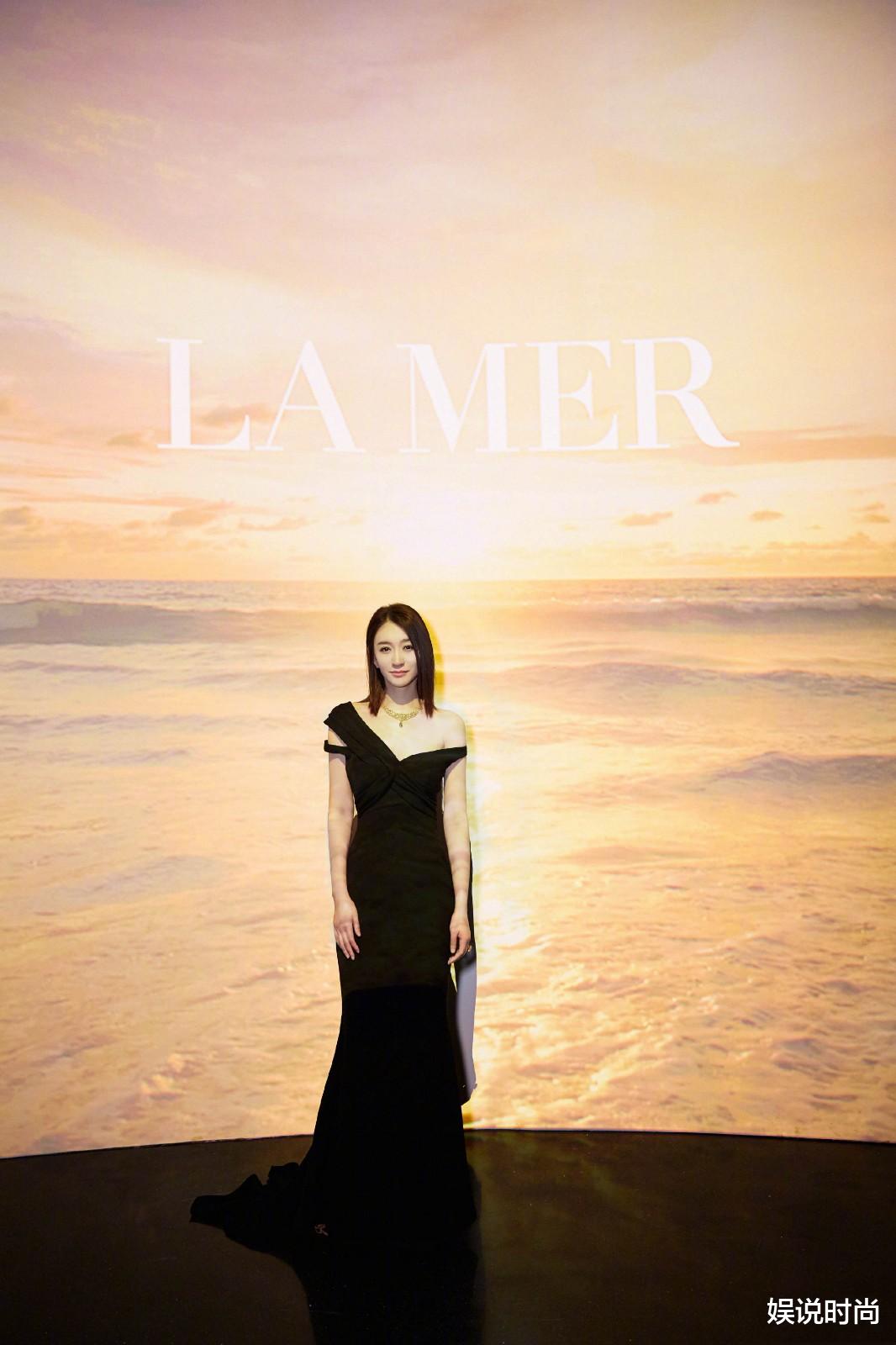 李小冉|李小冉不愧为冻龄女神,一袭不规则露肩黑裙直接心动!时尚有气质