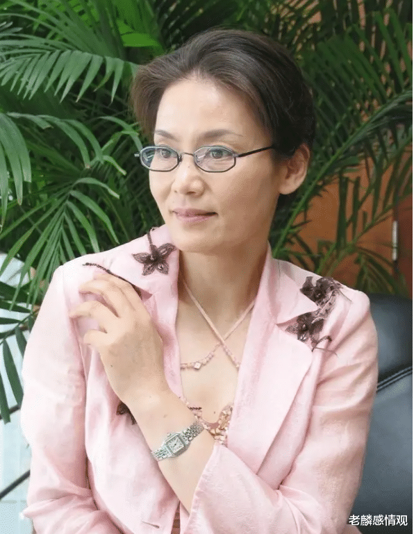 黄圣依|朱军爱过却得不到的女人：潘虹32岁离婚无绯闻，如今却已皈依佛门